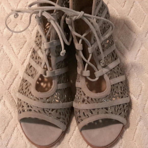 Rebeca Sanver gray leather laser - cut booties - Picture 2 of 7